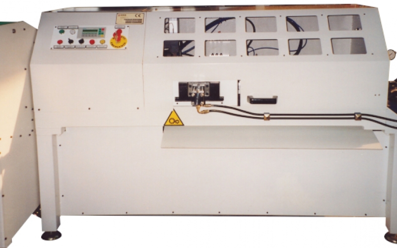 Tube end-closing machine